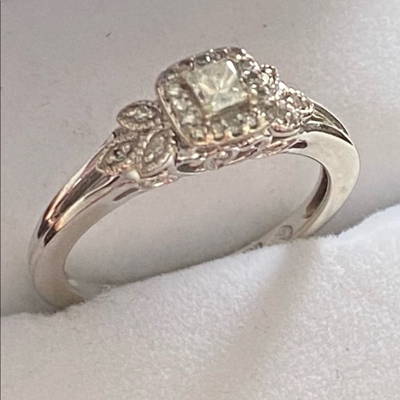 14k gold Diamond Ring - Picture 2 of 8